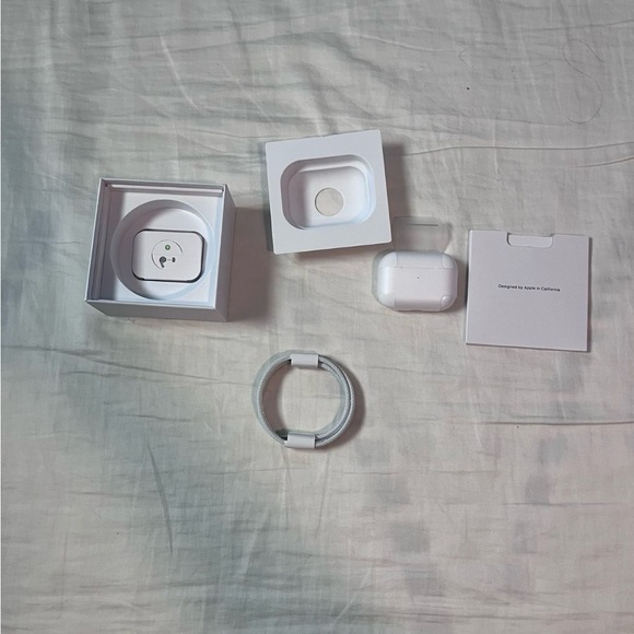 Apple White Wireless Earbuds with Charger